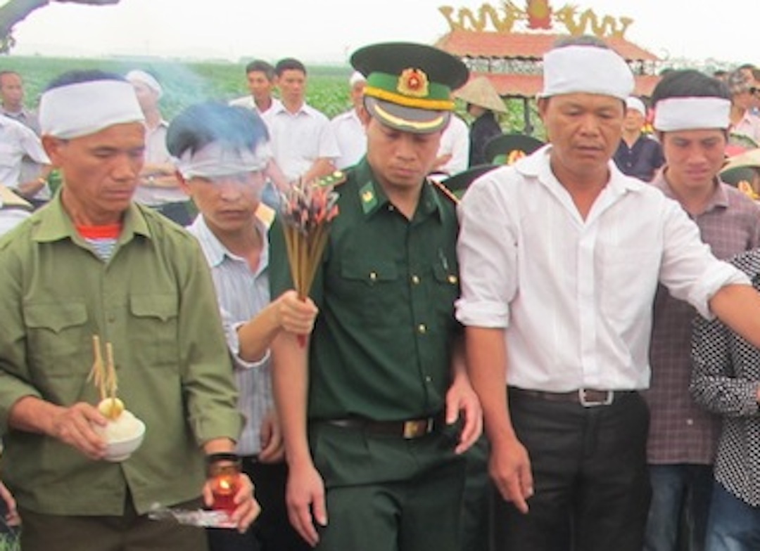 Có rất nhiều bà con, đồng đội và người thân tiễn đưa Trung tá Đãi về nơi an nghỉ cuối cùng