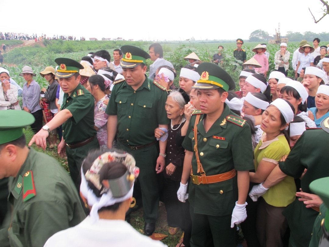 Có rất nhiều bà con, đồng đội và người thân tiễn đưa Trung tá Đãi về nơi an nghỉ cuối cùng