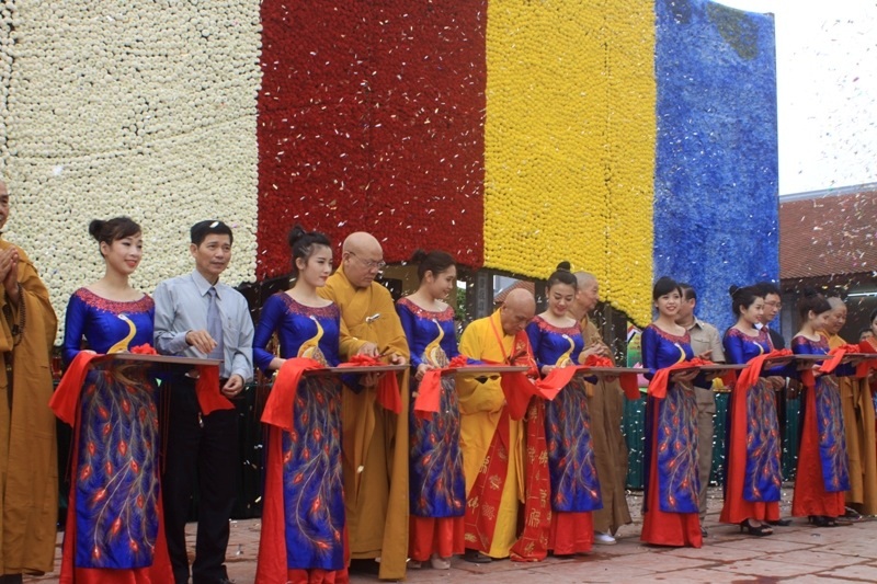 Ra mắt lá cờ Phật giáo bằng hoa lớn nhất châu Á