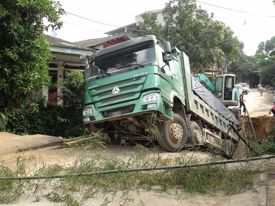 Cầu tạm bị sập khiến nhiều phương tiện bị ách tắc.