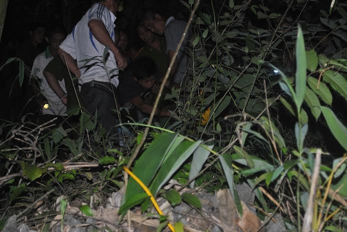 Nơi phát hiện nghi can hung thủ Vương tự tử trong hốc đá bìa rừng.