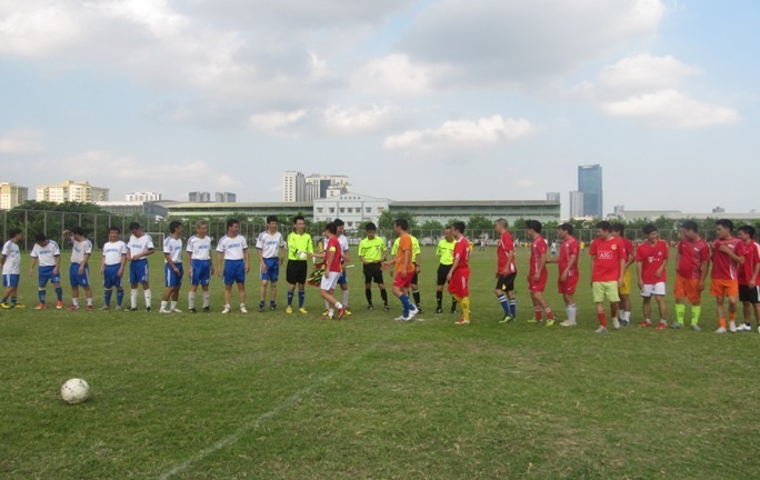 Thủ tục chào hỏi trước trận giao hữu giữa các nhà báo nhân dịp kỷ niệm 89 năm ngày Báo chí CMVN.