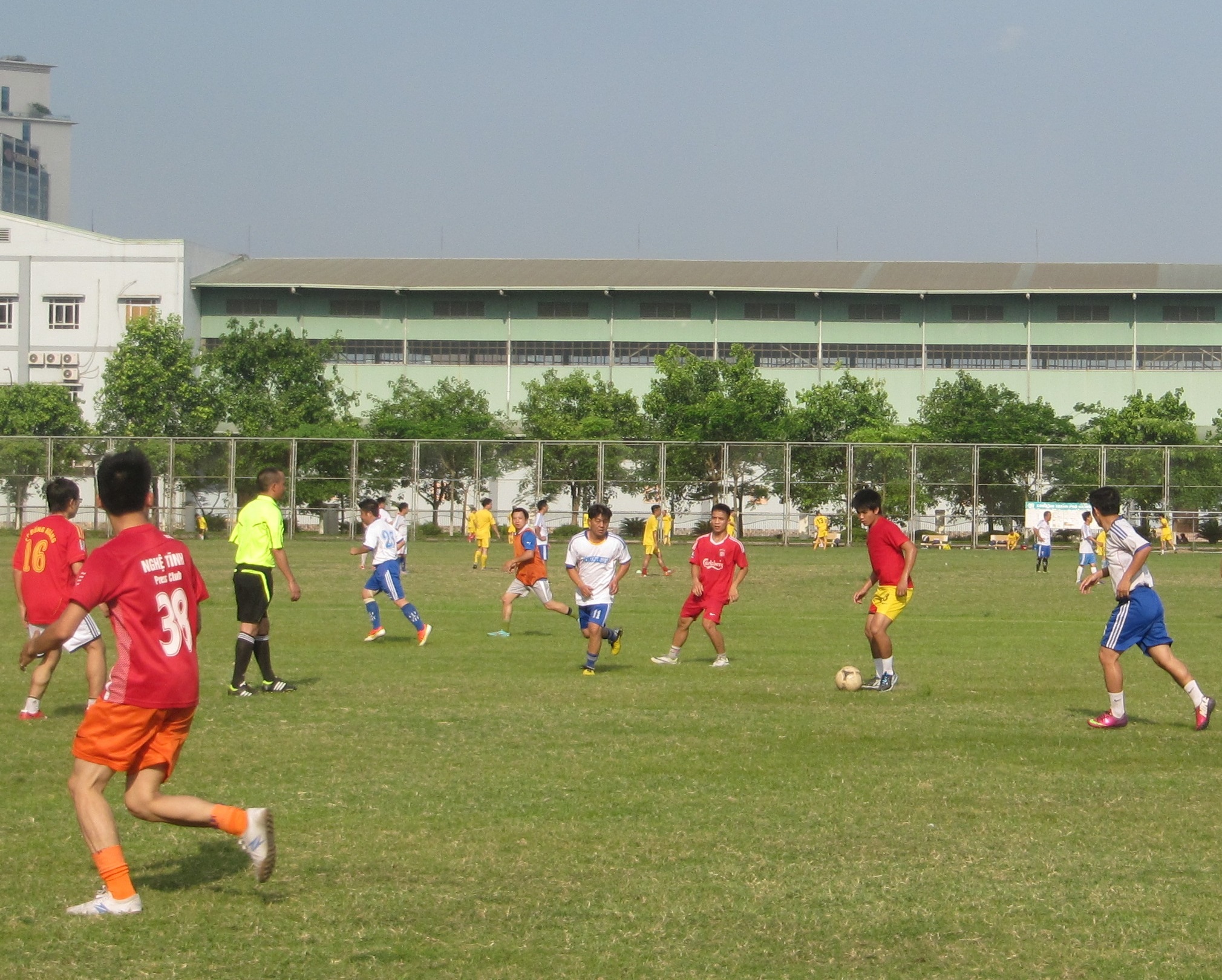 Trận giao hữu đã diễn ra rất sôi nổi, trong không khí vui vẻ, đoàn kết.