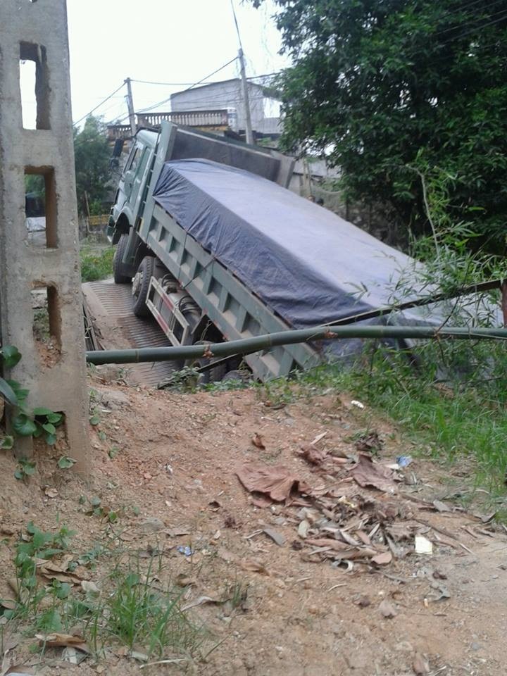 Xe tải né trạm cân đã gây sập cầu tạm?