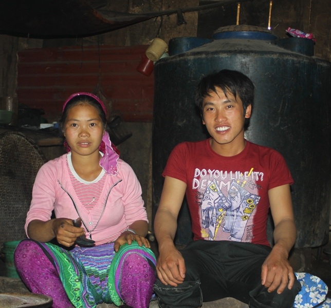 Vợ chồng con gái của Vừ Già Pó, mặc dù đã có con được 6 tháng nhưng vẫn chờ bố về để làm đám cưới.