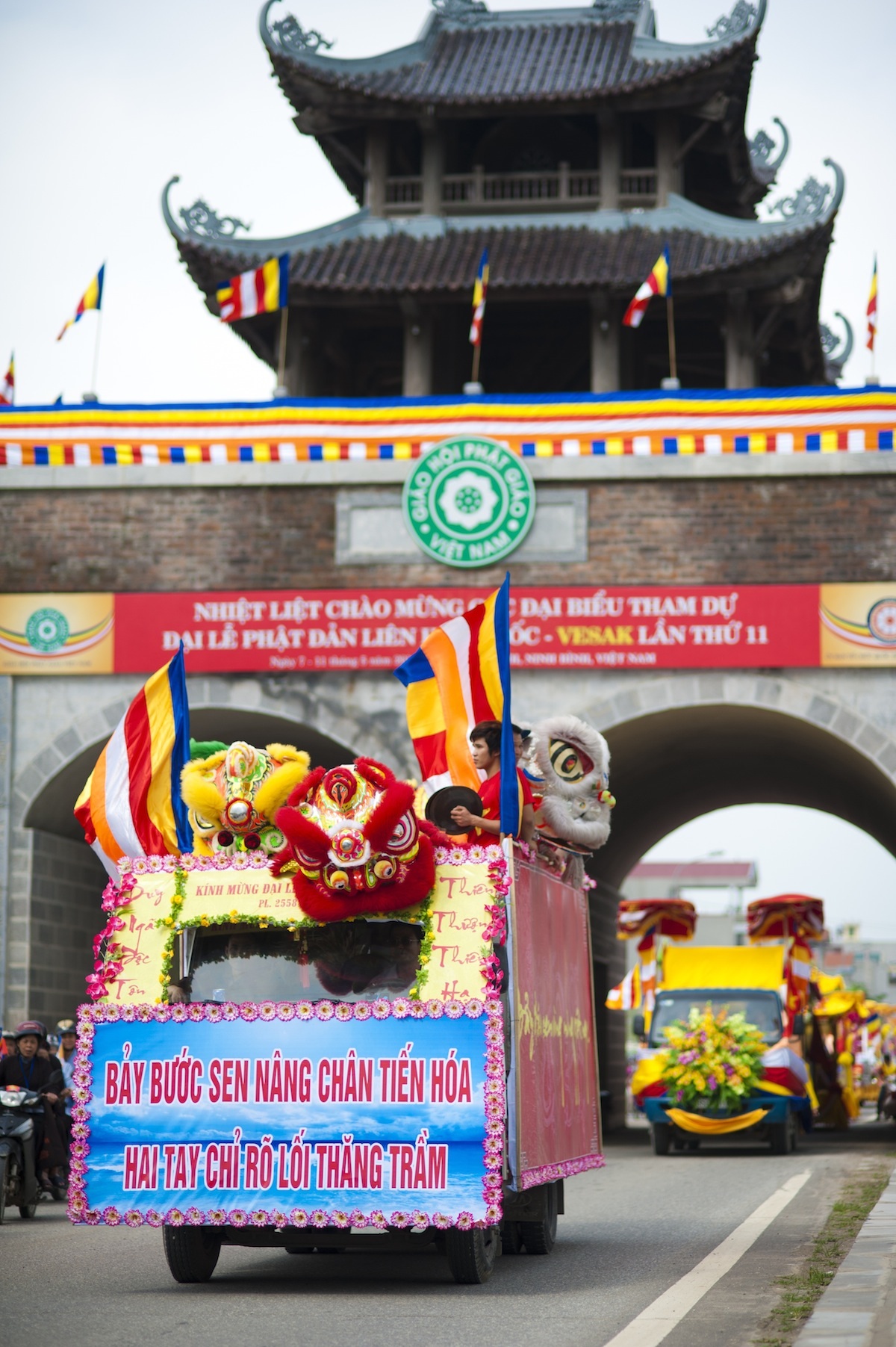 Đoàn xe hoa diễu hành chào mừng Vesak 2014 được xem là lớn nhất từ trước đến nay tại Ninh Bình.