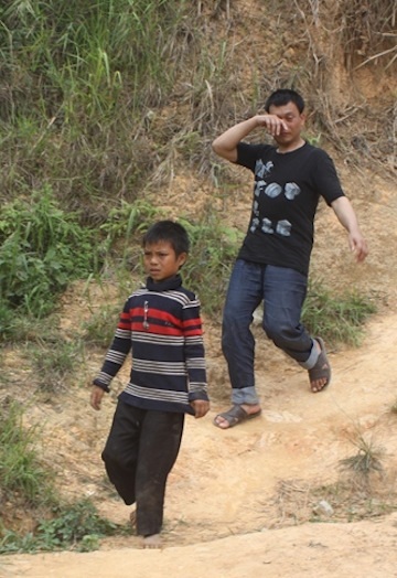 Anh Vừ Già Pó chạy về nhà sau suốt 2 năm mất tích, trong niềm cảm xúc dâng trào.