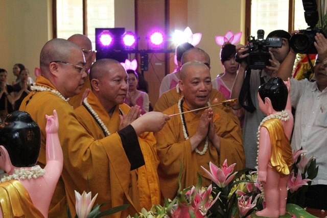 “Thông điệp hòa bình Biển Đông” tại Đại lễ Phật đản ở Thủ đô - 1 Nghi lễ tắm Phật