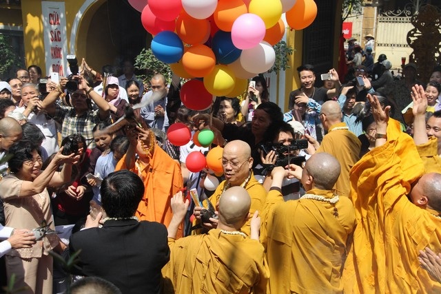 “Thông điệp hòa bình Biển Đông” tại Đại lễ Phật đản ở Thủ đô - 2 Thả chim, bóng bay cầu mong hoà bình.