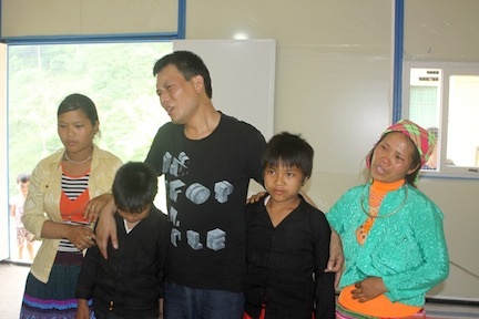 Vừ Già Pó vừa về đến nhà đã ôm chầm lấy con khóc nức nở sau nhiều ngày dài xa cách.