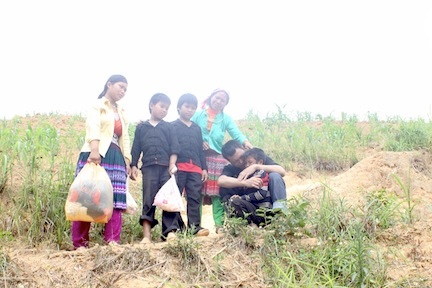 Gia đình Pó sum vầy trong cảm xúc trào dâng.