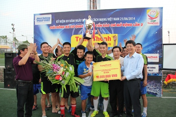 Đại diện các đội bóng nhận quà tặng từ Ban tổ chức.