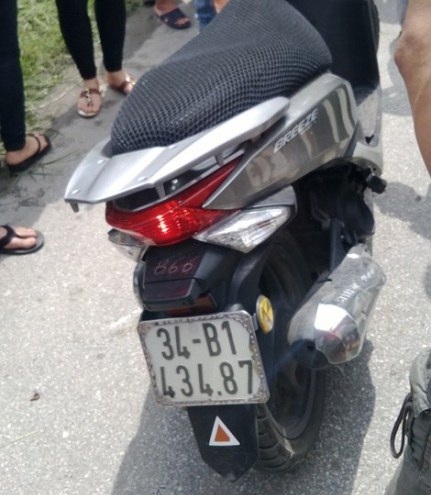 Chiếc xe của nạn nhân Nam tại hiện trường.