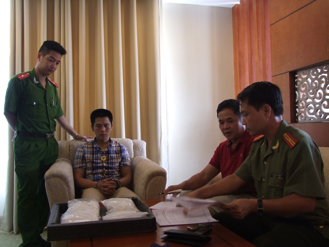 CQĐT đang thực hiện việc khám xét đối với đối tượng Lưu Văn Nhật.