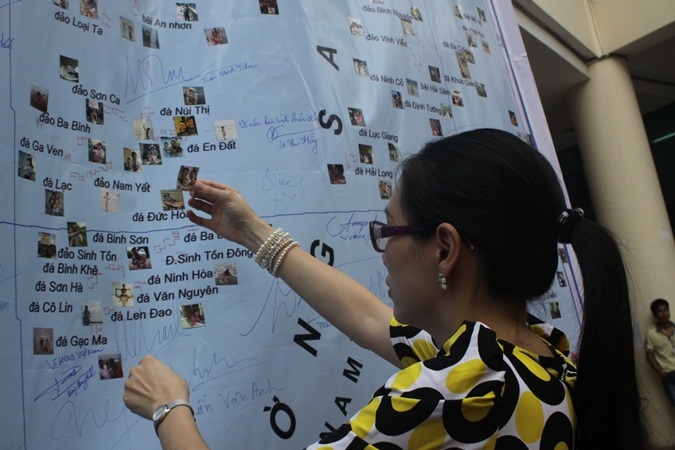 Người tham gia tự tay ghép ảnh gia đình thân yêu lên tấm bản đồ.