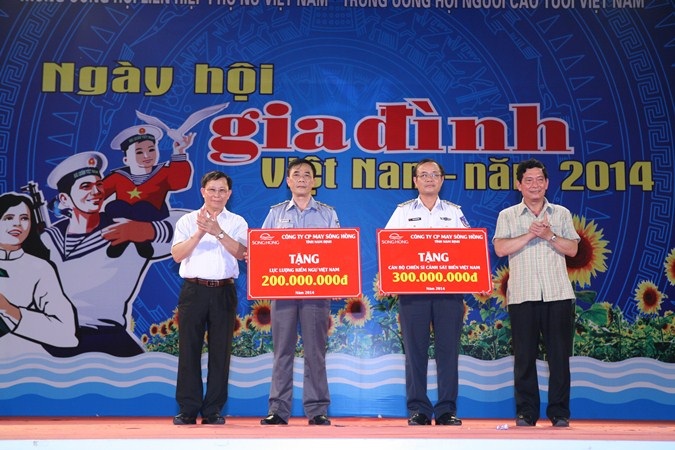 Quà tặng BTC gửi tặng các chiến sĩ, người làm nhiệm vụ nơi biển đảo.