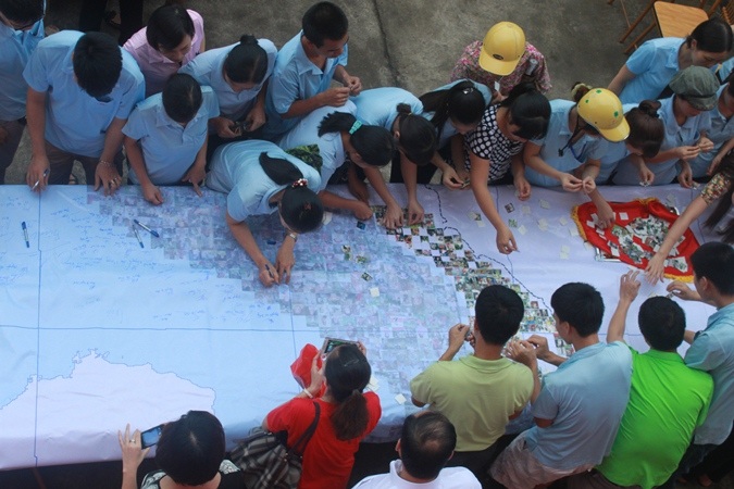 Tấm bản đồ gắn ảnh gia đình người Việt cỡ lớn đang trong quá trình hoàn thiện.