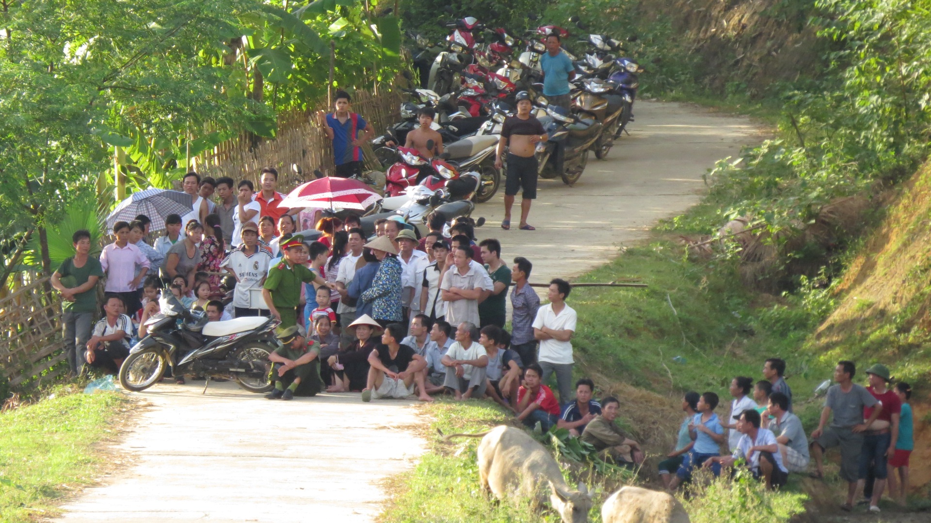 Người dân tập trung gần hiện trường để nghe ngóng thông tin đoàn tìm kiếm.
