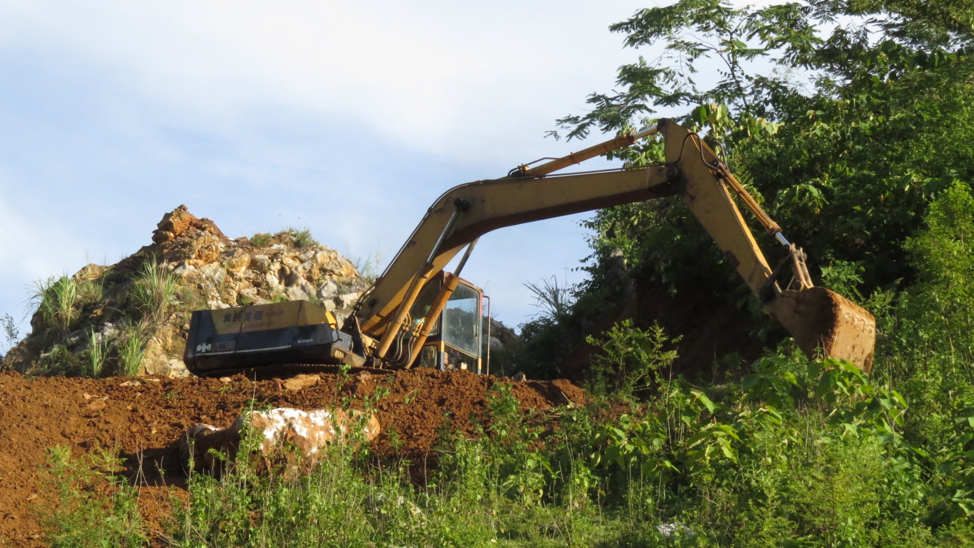 Cơ quan chức năng sẽ cho nổ mìn để tìm thi thể nạn nhân bị vùi lấp dưới lớp đất đá.