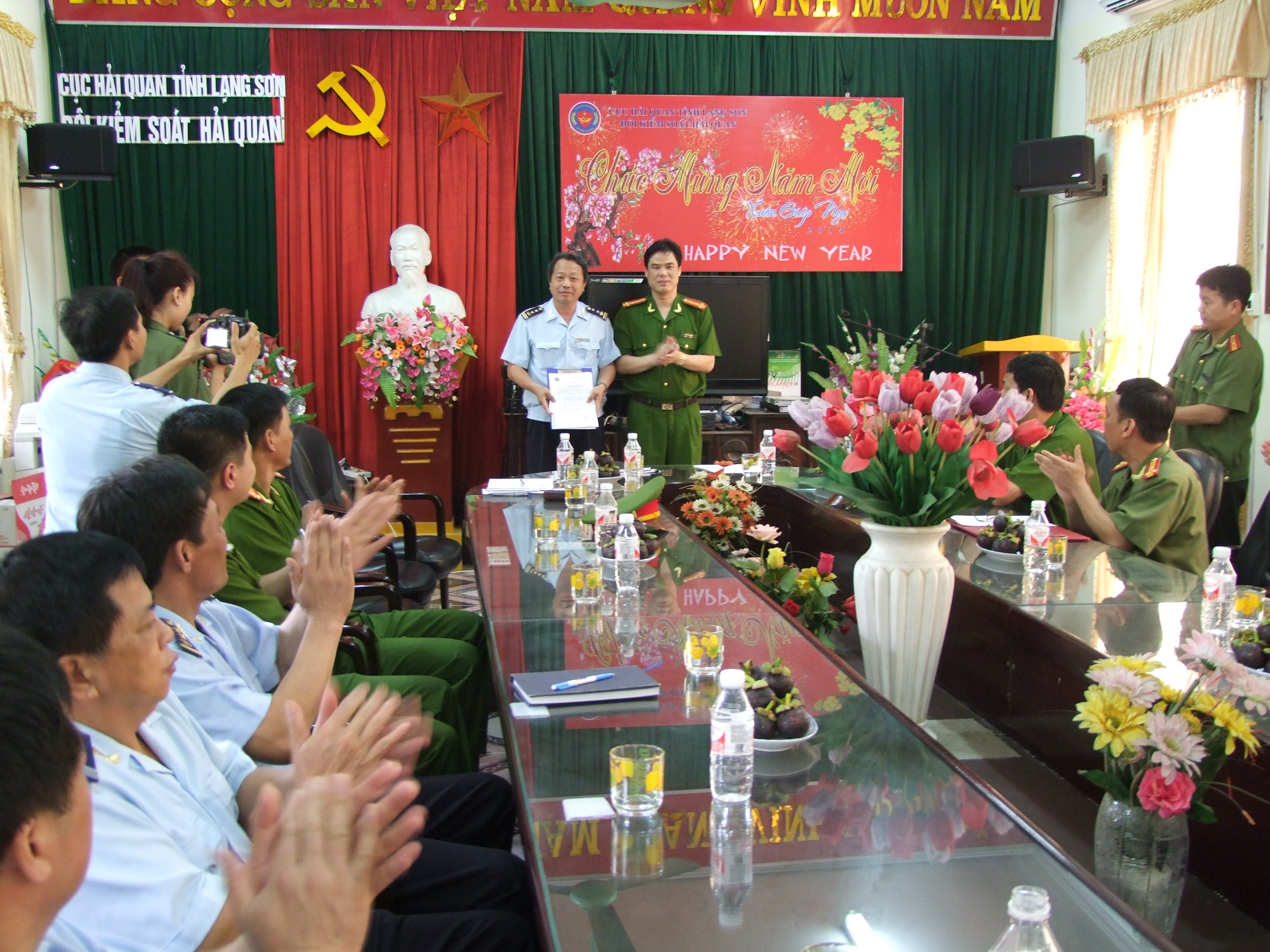 Bộ Công an thưởng nóng cán bộ chiến sĩ Công an Lạng Sơn - 1 Toàn cảnh buổi trao thưởng của Lãnh đạo Bộ Công an với Công an Lạng Sơn.