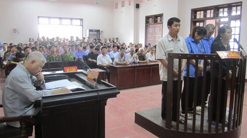 Án chung thân cho “nữ sát thủ” giết chồng vứt xác phi tang - 1 Bị cáo thưa và các đồng phạm ttước vành móng ngựa. (Ảnh Báo Thái Nguyên).