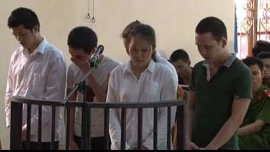 Bắt 2 “quái nữ” vận chuyển 15 bánh heroin từ Lai Châu về Nam Định - 1 Bốn bị cáo bị tuyên tổng cộng 102 tháng tù giam.