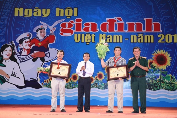 BTC trao chứng nhận kỷ lục tấm bản đồ ghép bằng nhiều ảnh nhất Việt Nam.