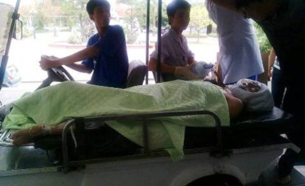 Nạn nhân Đỗ Hải Nam đang được cấp cứu tại bệnh viện Đa khoa tỉnh Hải Dương.