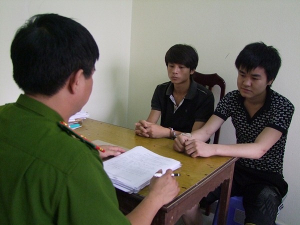 Bắt giữ nhiều vụ vận chuyển trái phép “hàng cấm” qua biên giới - 1 2 đối tượng Đôn và Sơn bị bắt giữ để phục vụ điều tra.
