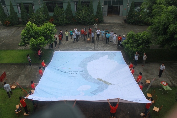 Tấm bản đồ gắn ảnh gia đình người Việt cỡ lớn đang trong quá trình hoàn thiện.