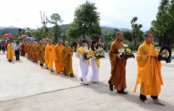 Tặng quà cho các bà mẹ Việt Nam anh hùng
