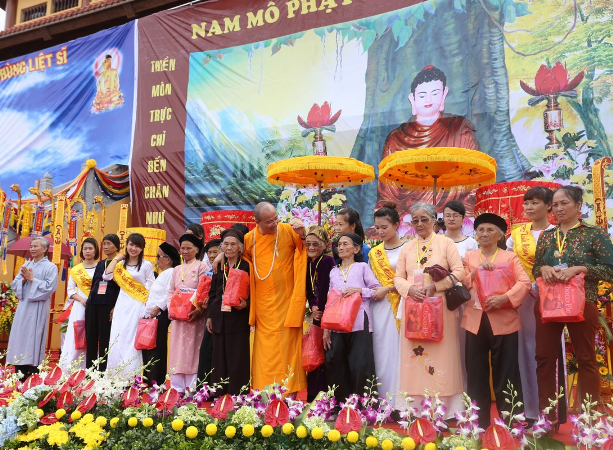 Tặng quà cho các bà mẹ Việt Nam anh hùng