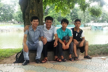 CTV báo Dân trí cùng nhóm thanh niên người Mông tại Hà Nội