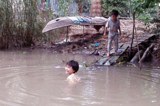4 trẻ chết đuối trong một tuần - 1 Nhiều gia đình sống gần sông, hồ nên nguy cơ trẻ bị đuối nước rất cao (Ảnh minh họa)