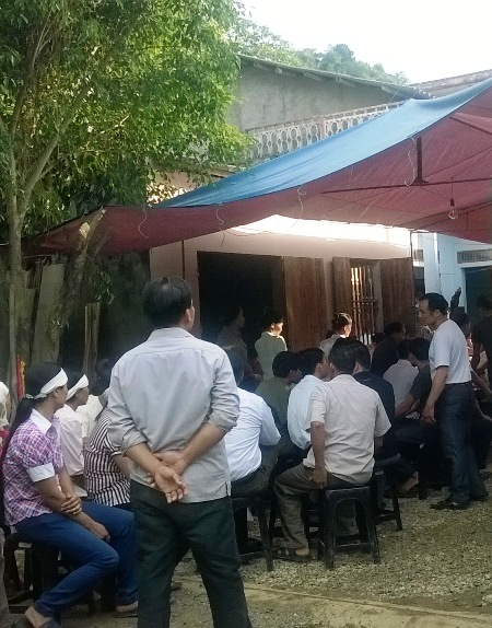 Bắt khẩn cấp "game thủ" nhí cuồng sát người thân - 1 Gia đình nạn nhân tổ chức tang gia cho người ông bị chính cháu ruột ra tay sát hại.