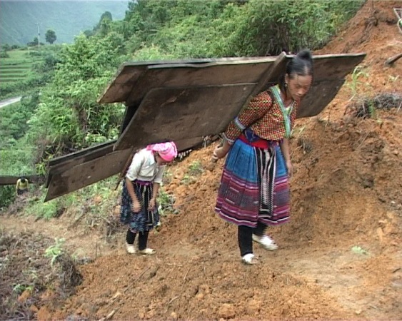 Bà con hối hả vận chuyển vật liệu dựng nhà đến nơi ở mới