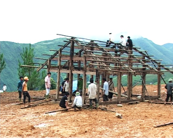 Bà con dựng nhà tại bản Nậm Đích, xã Khun Há