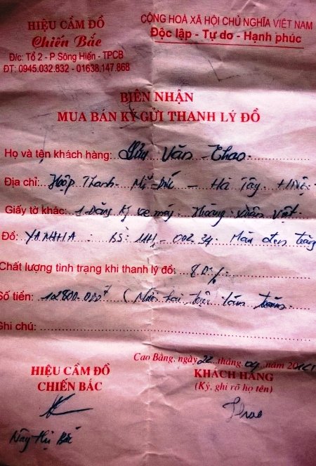 Đem xe tang vật đi cầm đồ, một thiếu úy bị tước danh hiệu CAND - 2 Giấy tờ xác nhận tại tiệm cầm đồ.
