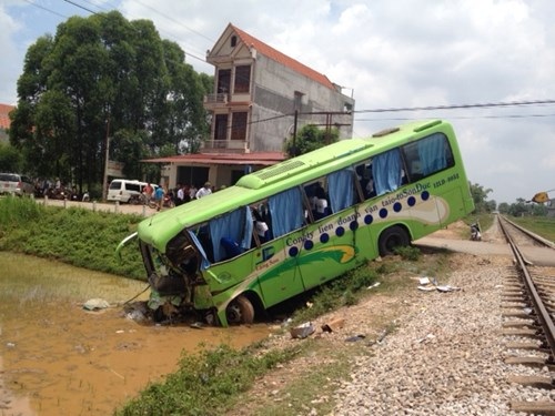 Sau va chạm với tàu hỏa, xe khách lao xuống ruộng