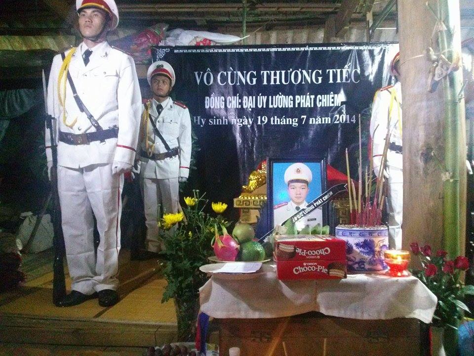 Phút “giáp lá cà” sinh tử với các đầu nậu ma tuý xuyên quốc gia - 4 Thượng tướng Lê Quý Vương thăm gia đình chiến sĩ Lường Phát Chiêm ngày 20/7.