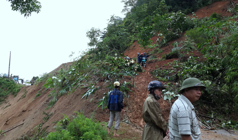 Mưa lớn gây sạt lở và tắc cục bộ trên tuyến QL34