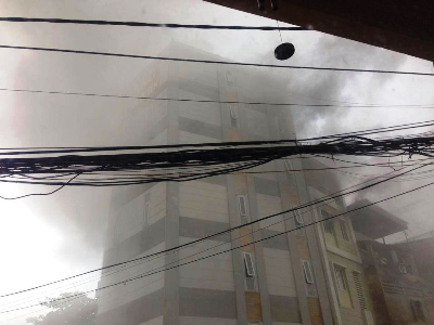 Lửa ngùn ngụt bốc cao trong cơn mưa lớn - 4 Mặc dù có mưa nhưng đám cháy vẫn bốc cao dữ dội