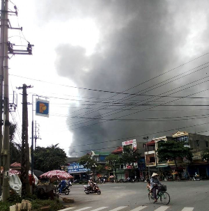Cháy lớn tại công ty nhôm, khói đen phủ kín bầu trời - 3 Khói bốc cao đen nghịt bầu trời, nhìn từ xa như một vòi rồng.