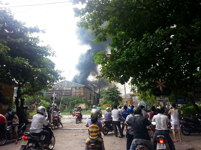 Cháy lớn tại công ty nhôm, khói đen phủ kín bầu trời - 4 Rất đông người dân hiếu kỳ chứng kiến vụ việc