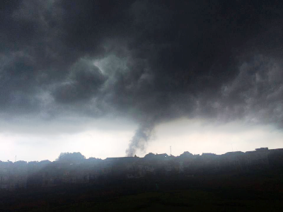 Cháy lớn tại công ty nhôm, khói đen phủ kín bầu trời - 2 Khói bốc cao đen nghịt bầu trời, nhìn từ xa như một vòi rồng.