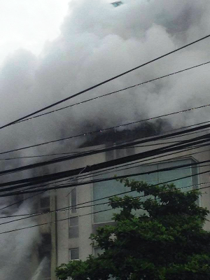 Lửa ngùn ngụt bốc cao trong cơn mưa lớn - 1 Lửa ngùn ngụt, khói bao trùm toàn bộ ngôi nhà và khu vưc xung quanh