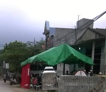 Chủ cửa hàng xay sát treo cổ tự tử không rõ nguyên nhân - 1 Gia đình nạn nhân tại thôn Cổ Lễ đang lo hậu sự.