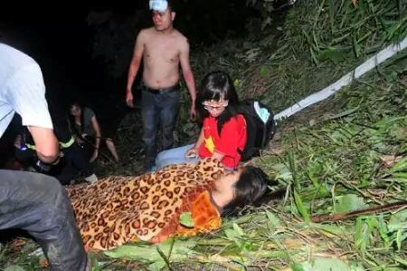Vụ tai nạn thảm khốc và những người trẻ xuống vực cứu người - 6 Thành viên nhóm phượt đang trấn an tinh thần cho một nạn nhân
