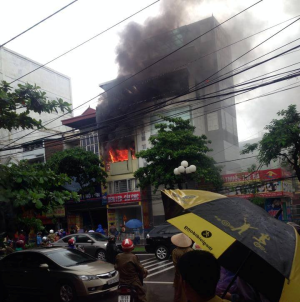 Lửa ngùn ngụt bốc cao trong cơn mưa lớn - 3 Nỗ lực cứu lửa trong cơn mưa lớn