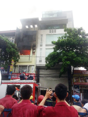 Lửa ngùn ngụt bốc cao trong cơn mưa lớn - 5 Mặc dù có mưa nhưng đám cháy vẫn bốc cao dữ dội